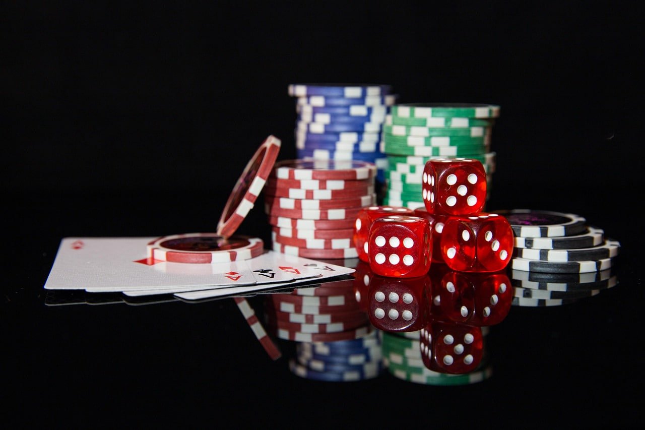 Dashboard platform qq999bet menampilkan berbagai kategori permainan, taruhan olahraga, dan metode pembayaran lokal